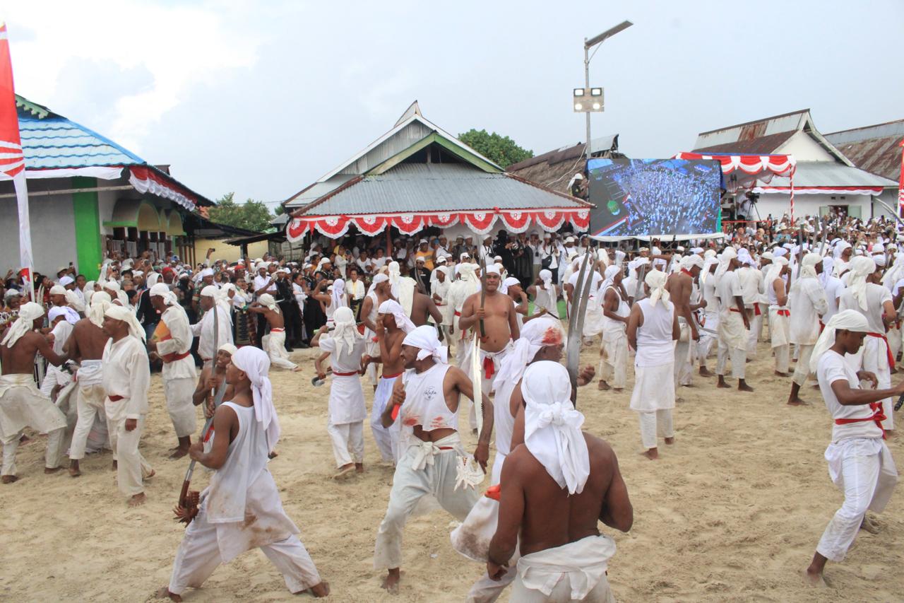 Tradisi Sakral Ma’atenu Pakapita Matasiri di Pelauw Sukses Digelar, Wagub Ikut Hadir