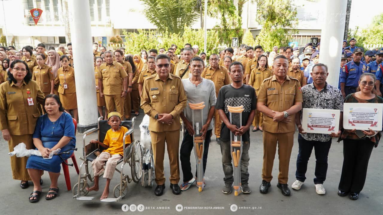 Wattimena Serahkan Bantuan untuk Penyandang Disabilitas di Ambon