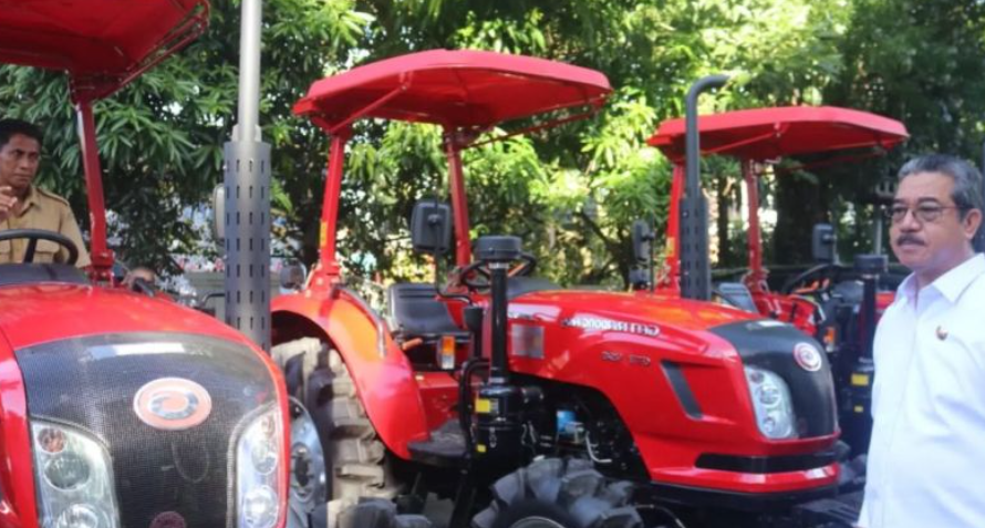 Pemprov Maluku Salurkan Traktor Roda Empat untuk Dorong Produktivitas Pertanian