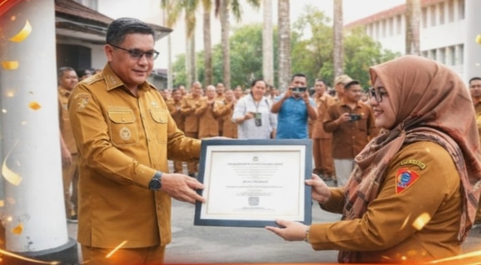 Walikota Ambon Serahkan Sertifikat SRA ke Kepsek SDN 64