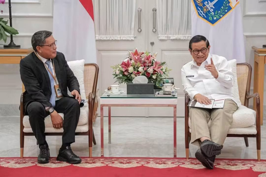 Gub DKI Jakarta Hibah Mobil Pengangkut Sampah dan Pemadam ke Pemkot Ambon