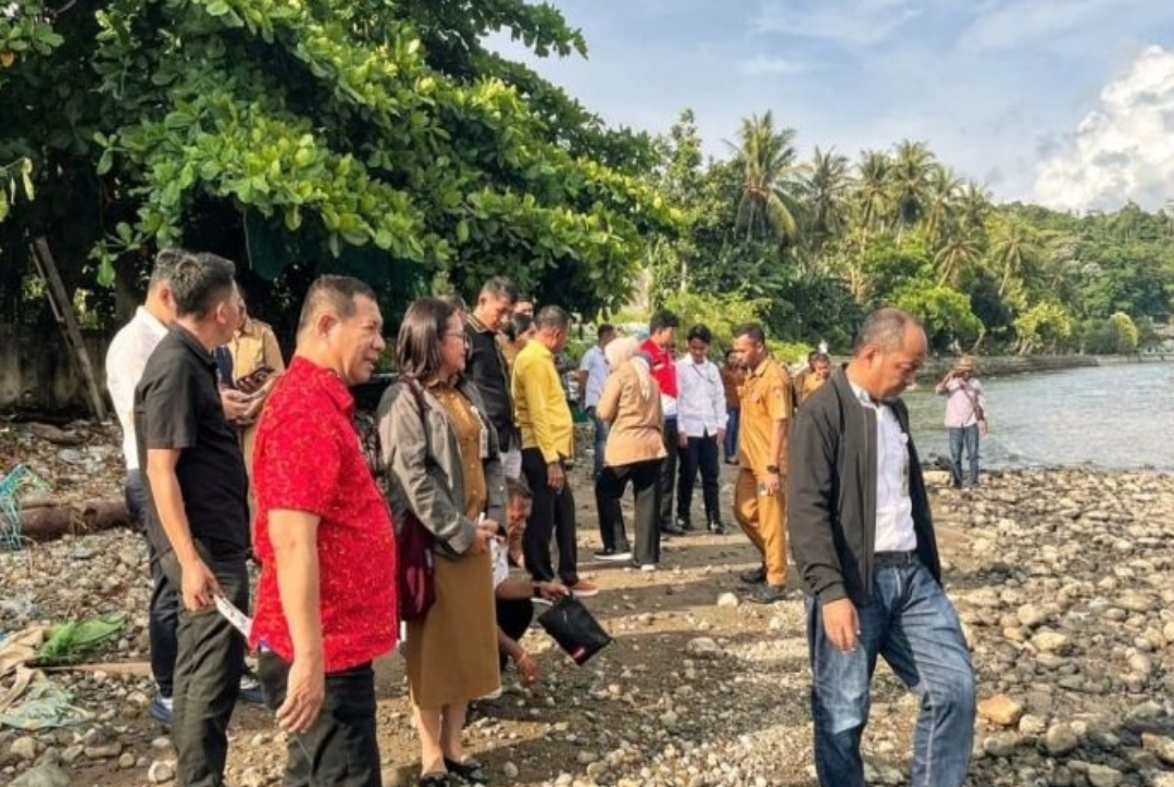 DLH Maluku Ambil Sampel Air Laut Terkait Dugaan Pencemaran di Pantai Hative Besar