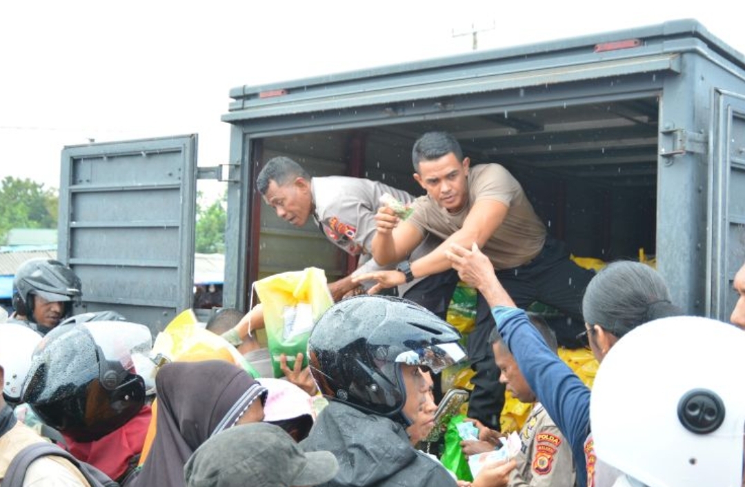 Polda Maluku Salurkan 90 Ton Beras SPHP ke Masyarakat