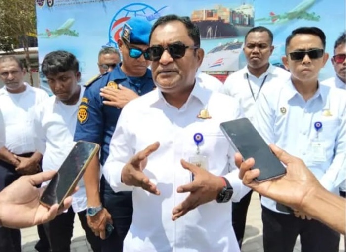 UPP Kelas III Dobo Serahkan 30 Pas Kecil kepada Masyarakat