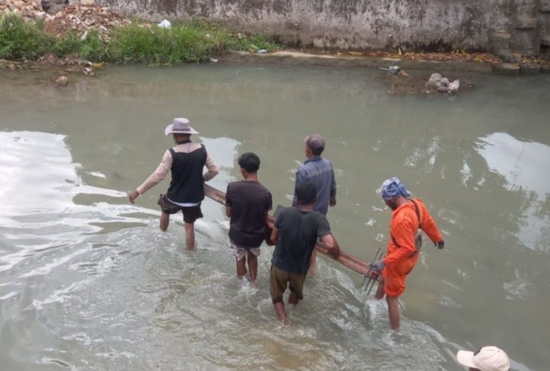 Pemkot Ambon Pasang Jaring Penahan Sampah di Tiga Sungai untuk Lindungi Teluk Ambon