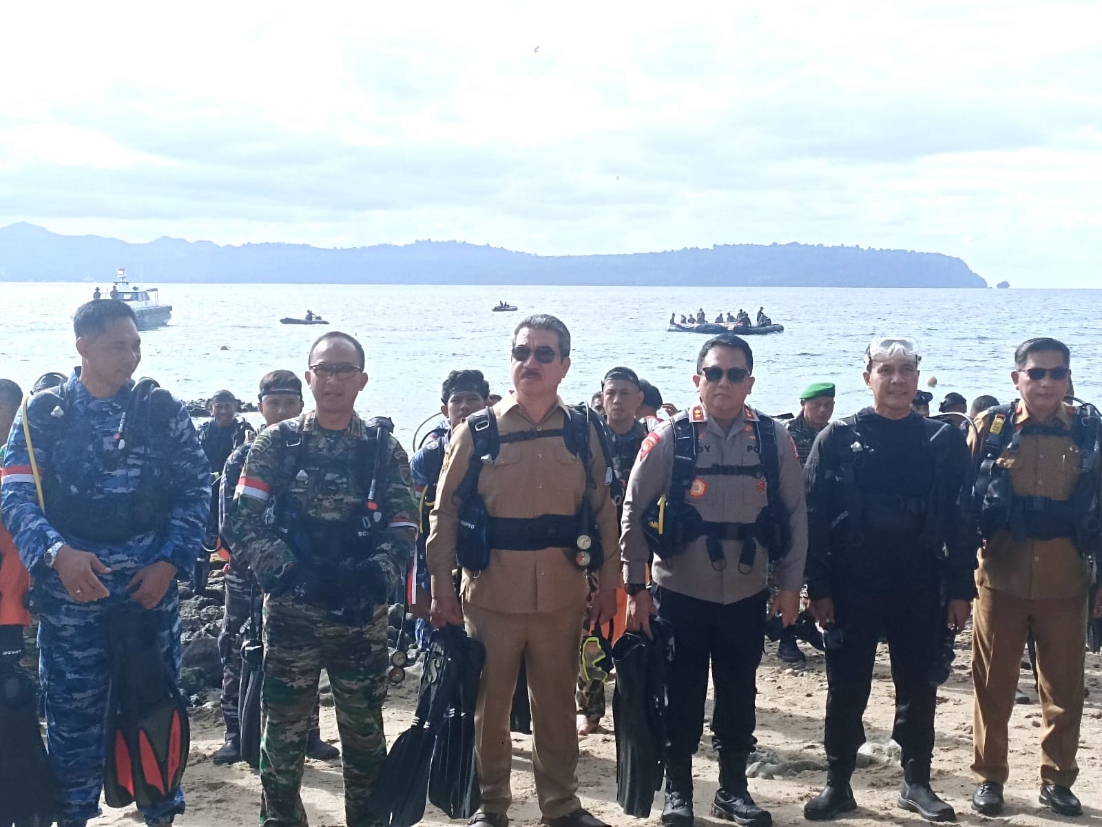 Gubernur Hendrik Ikut Ambil Bagian Kibarkan Bendera Merah Putih di Laut Pantai Batu Kuda Tulehu