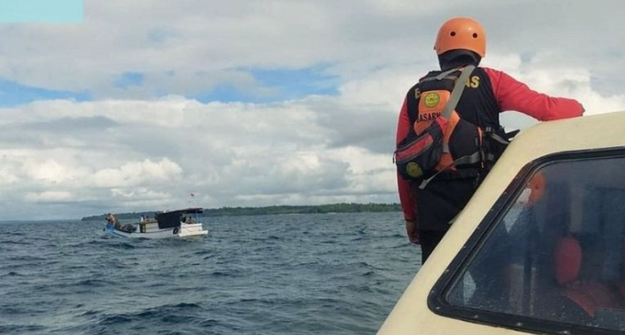 Tim SAR Ambon Selamatkan 20 Penumpang Kapal Motor yang Mati Mesin di Laut Kepulauan Aru