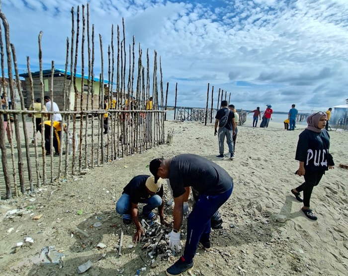 Jumat Bersih, Pemkab Aru Bersih-bersih Pantai dan Lingkungan Warga
