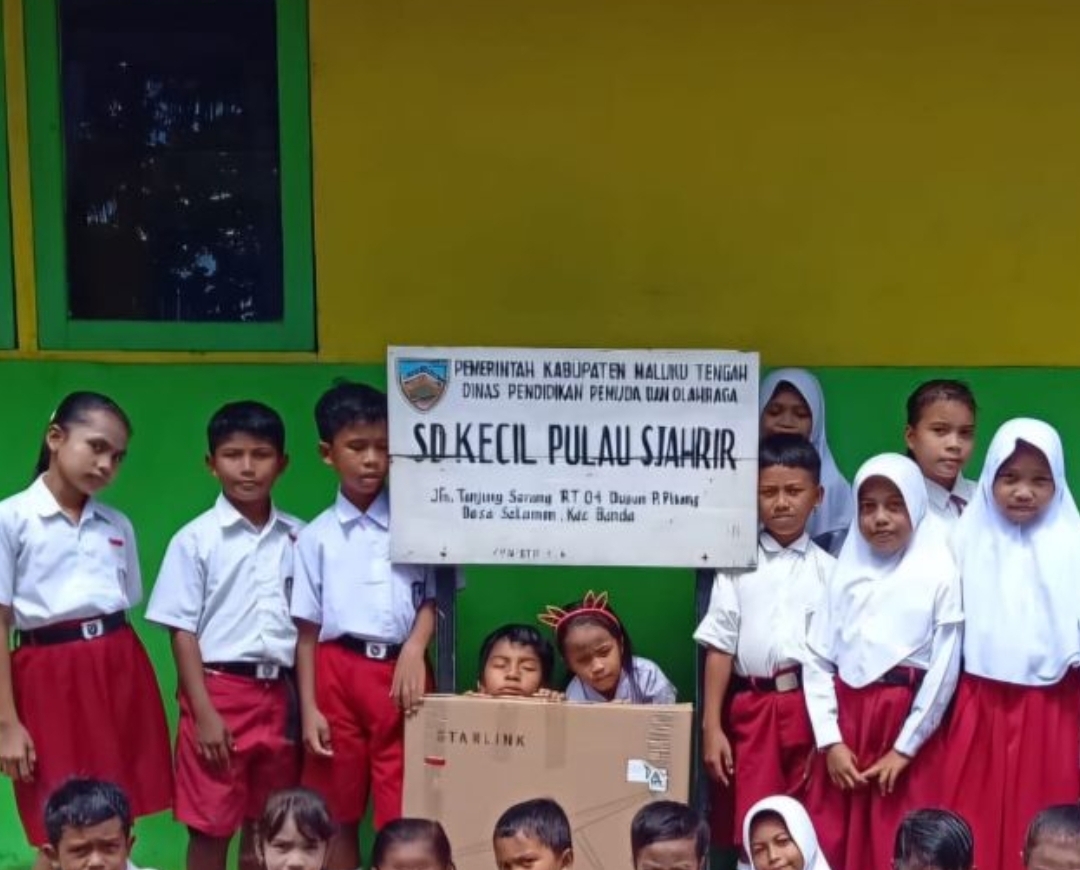Pemkab Maluku Tengah Hadirkan Internet Satelit Starlink untuk Sekolah di Wilayah Terpencil