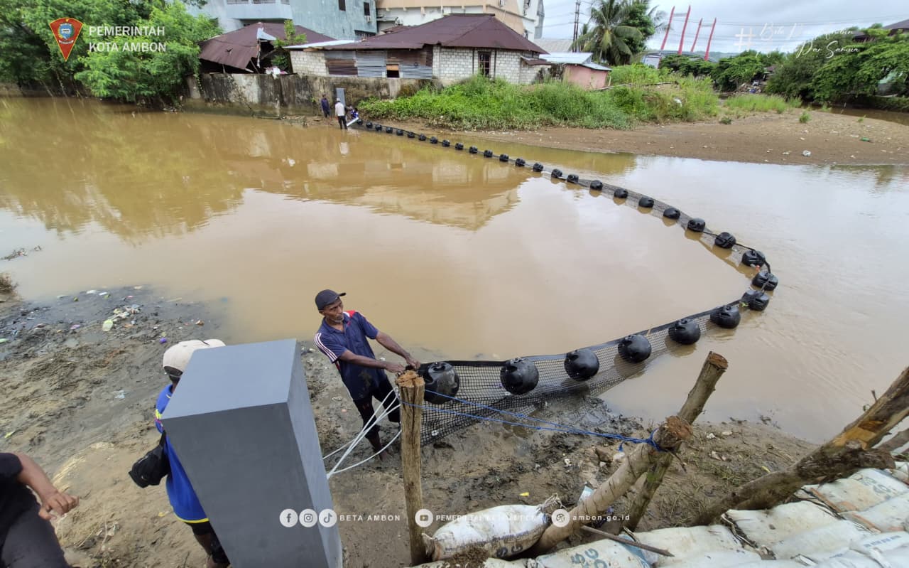 Pemkot Ambon Pasang Trash Boom di Tiga Sungai untuk Bersihkan Teluk