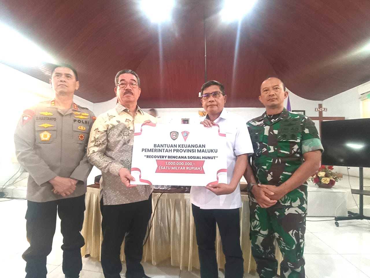 Gubernur Maluku Salurkan Rp2 Miliar Bantuan Sosial untuk Korban Hunuth dan Masihulan