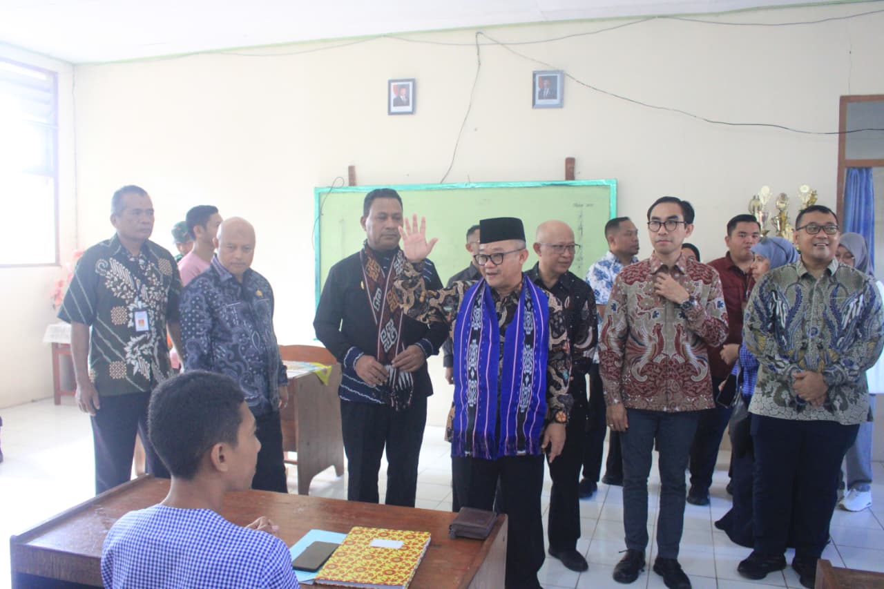 Wagub Dampingi Mendikdasmen Tinjau SMKN 2 dan SMA Advent Wayame