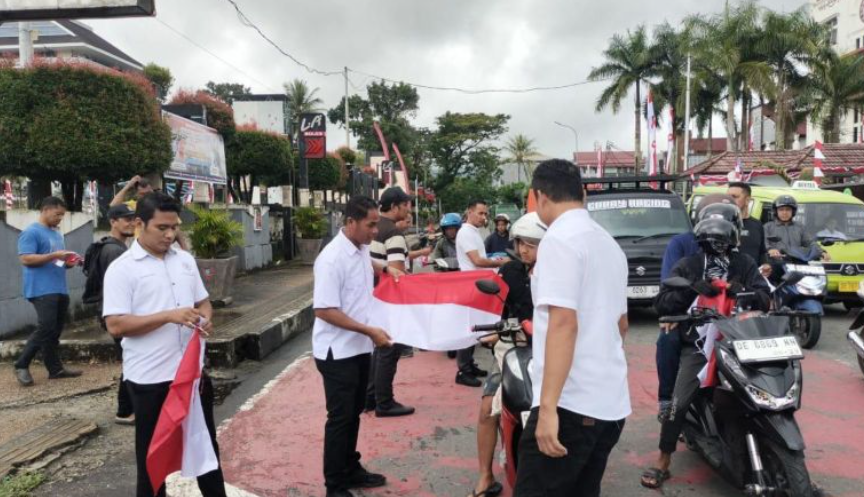 Polda Maluku Bagikan 430 Bendera Merah Putih, Ajak Warga Kibarkan Semangat Kemerdekaan