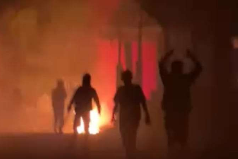 TEGANG di Jembatan Jodoh Ambon! Polda Maluku Amankan Massa Antarkelompok Pemuda, Satu Pos Ojek Terbakar