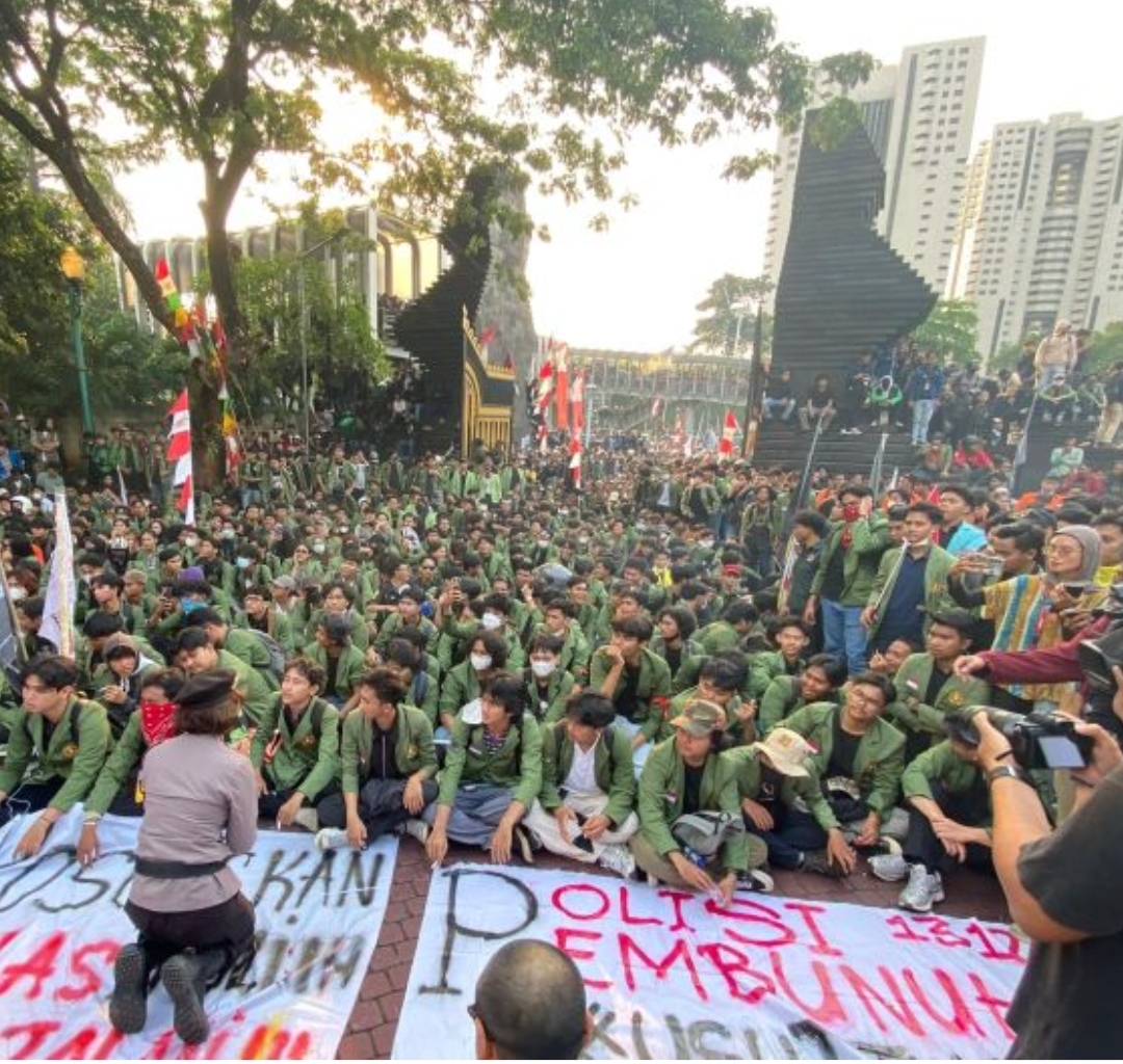 Bawa Spanduk 'Polisi Pembunuh', Mahasiswa Bobol Gerbang Polda Metro