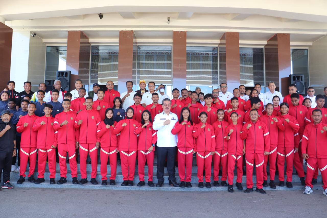 Gubernur Maluku Lepas Kontingen Popnas XVII dan Peparpenas XI Menuju Jakarta