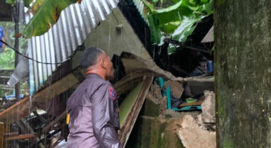 Longsor Terjang Batu Merah Dalam, Satu Rumah Warga Rata dengan Tanah – Polisi Turun Bantu Evakuasi