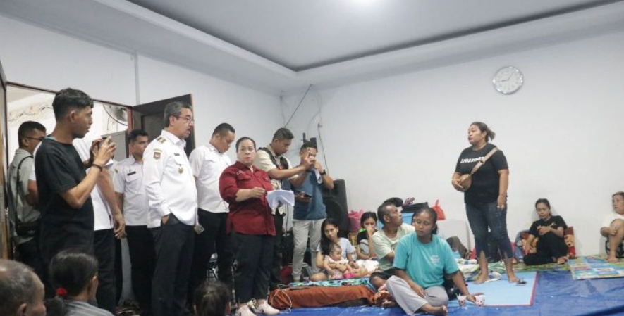 Gubernur Maluku Tinjau Pengungsi Korban Bentrok Desan Hunuth-Hitu, Janji Renovasi Rumah yang Dibakar