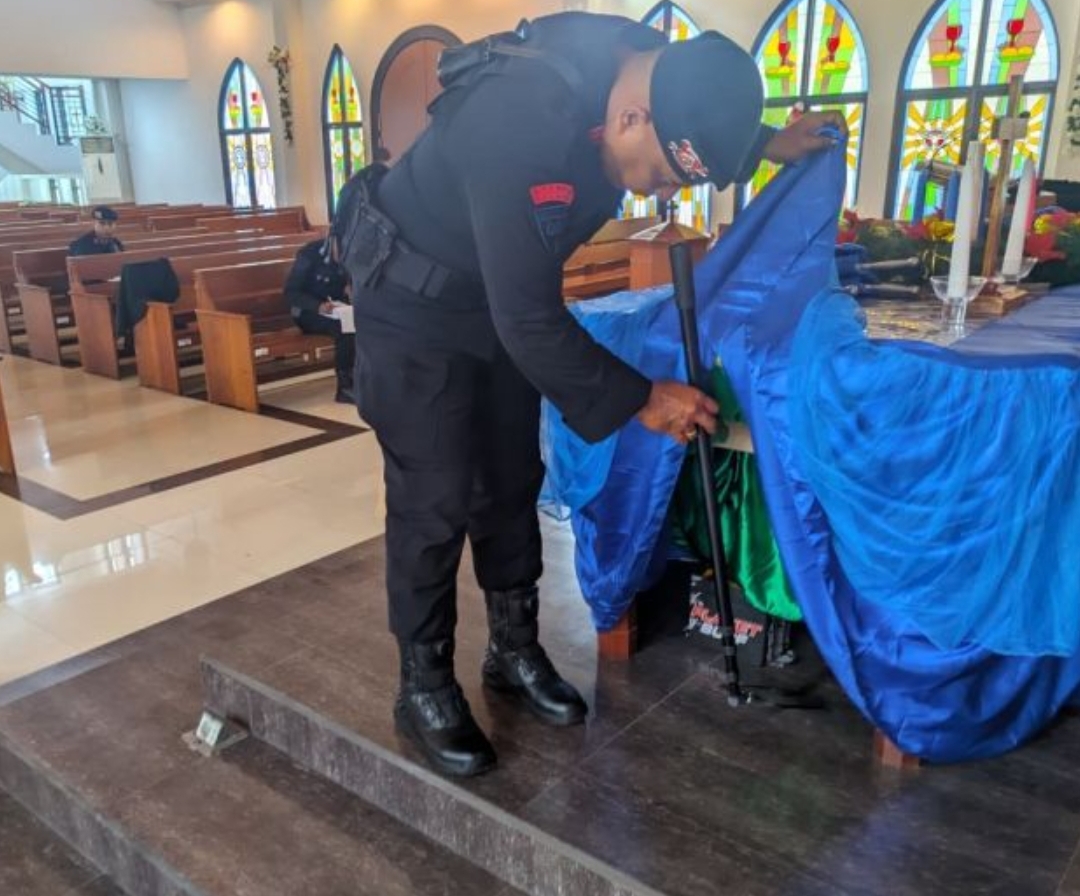 Gegana Brimob Sterilisasi Sejumlah Gereja di Ambon Jelang Natal 2025