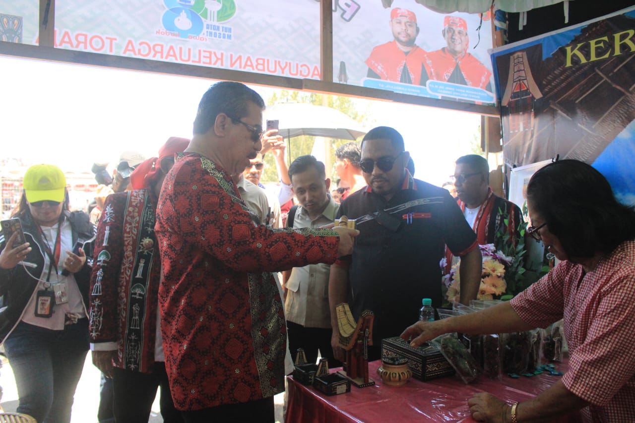 Gubernur Hendrik Lewerissa Tinjau Pameran UMKM dan Ikuti Makan Patita di Pelabuhan Ina Marina Masohi