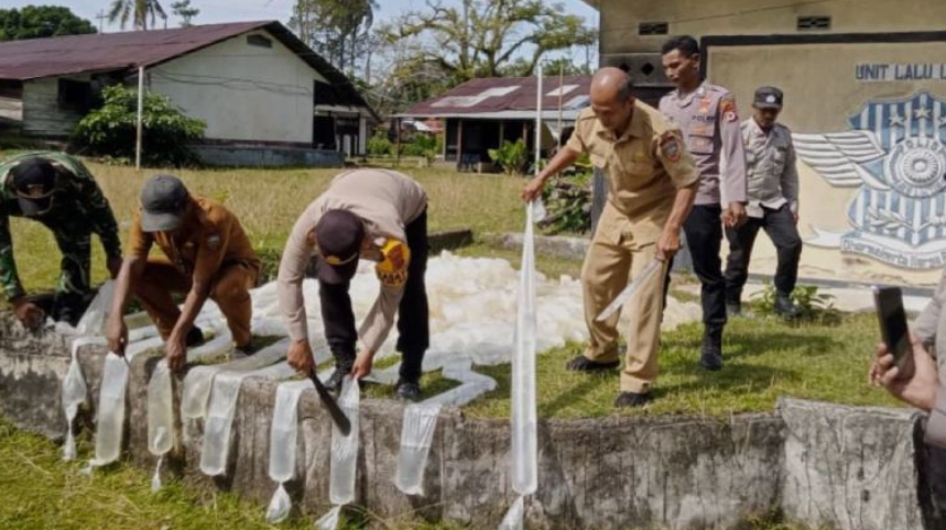 Tekan Kriminalitas, Polsek Salahutu Musnahkan 1.700 Liter Miras Jenis Sopi