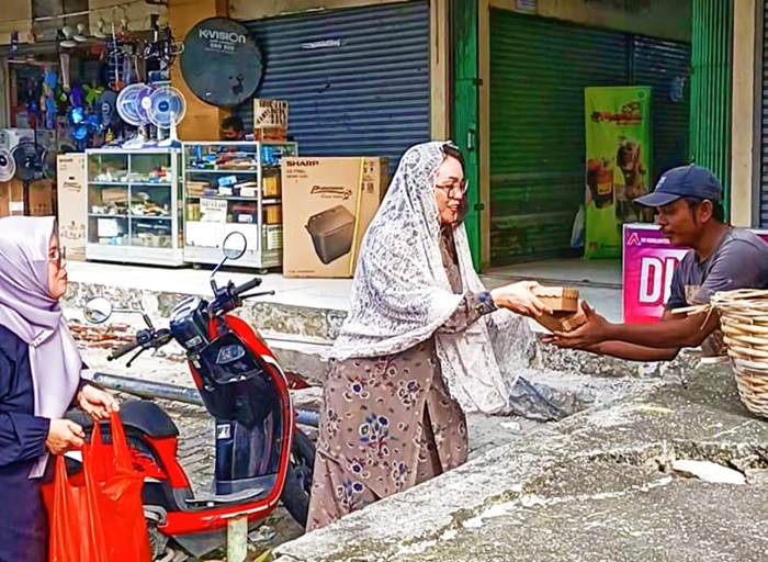 PKK Kota Ambon dan Majelis Taklim Al Madinah Berbagi Ratusan Takjil 