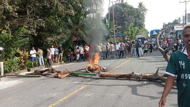 Protes Pemindahan Tahanan, Warga Tulehu Palang Jalan