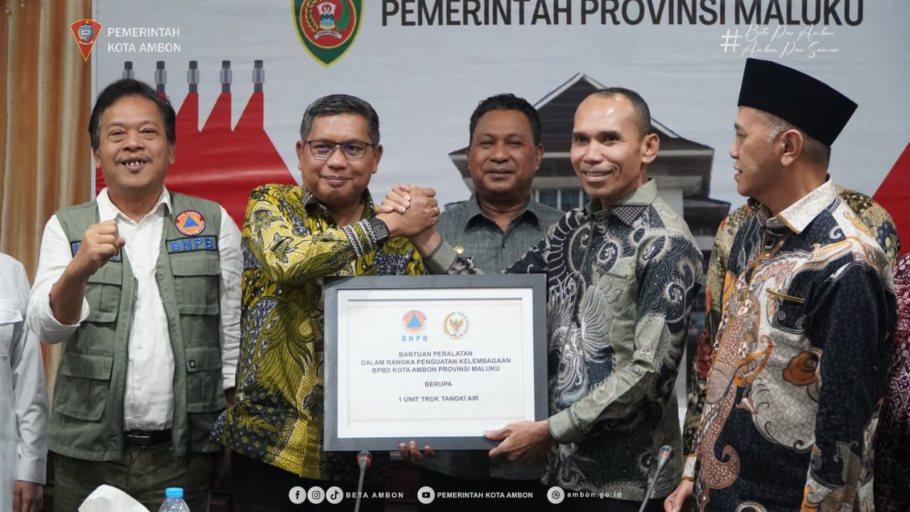 Wali Kota Ambon Terima Mobil Tangki Air dari Komisi VIII DPR RI untuk Perkuat Penanganan Bencana