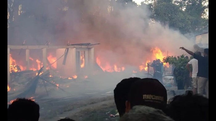 Belasan Kios di Pasar Piru Terbakar