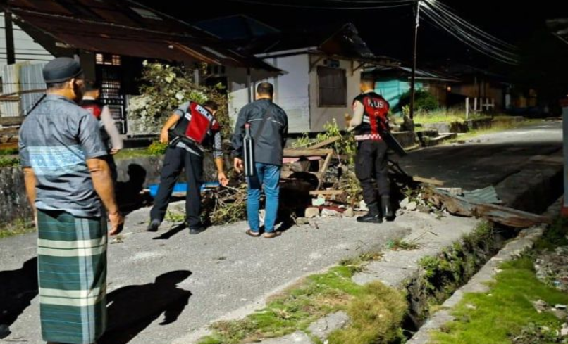 Polda Maluku Bongkar Blokade Jalan oleh OTK di Desa Liang