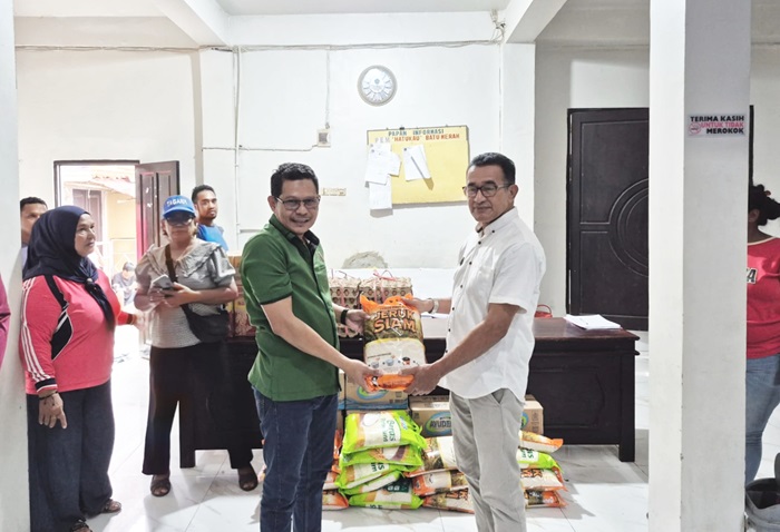 Reses, Andi Rahman Salurkan Sembako Bagi Korban Kebakaran Batu Merah