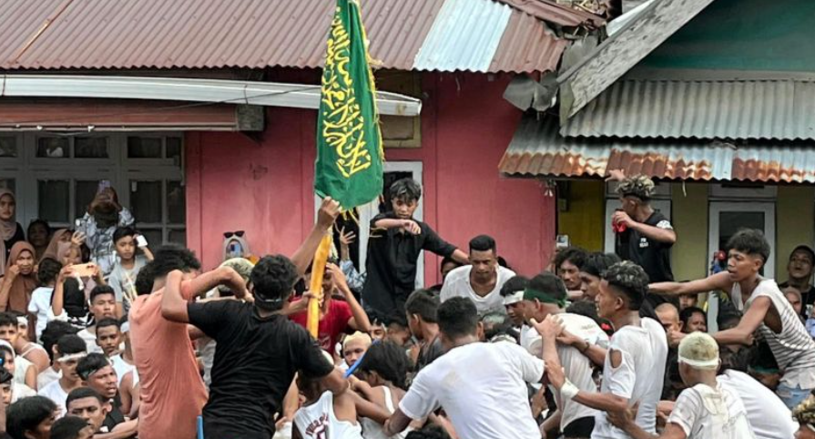 Warga Tulehu Rayakan Idul Adha dengan Tradisi Abdau: Pemuda Rebutan Bendera Tauhid