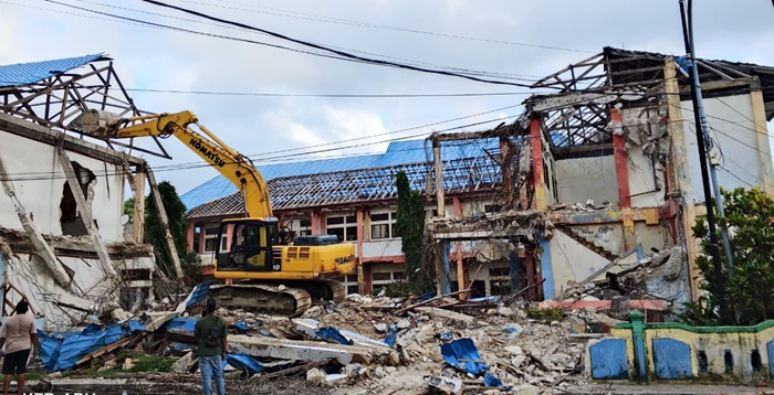 Pemkab Aru Rubuhkan Gedung SD 1 dan 2 Dobo   