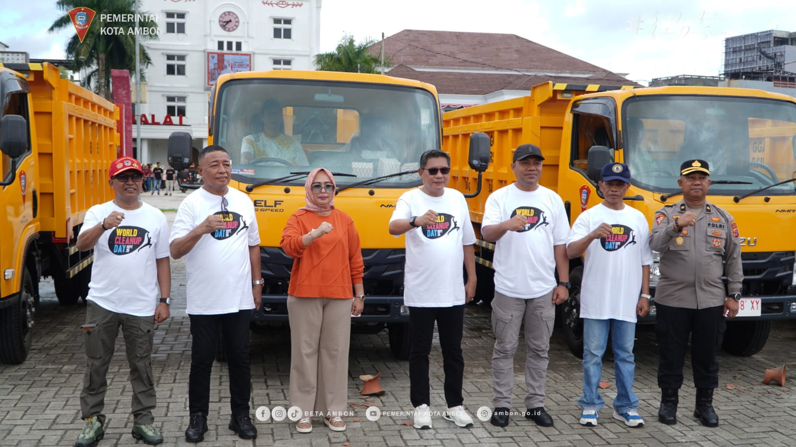 World Cleanup Day, Pemkot Ambon Resmikan Sembilan Dumptruck dan Beri Sembako ke Petugas Kebersihan
