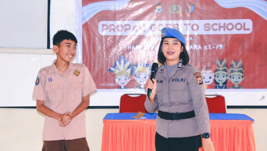 Polda Maluku Gencarkan Edukasi Lalu Lintas ke Pelajar SMP lewat Program Propam Goes To School