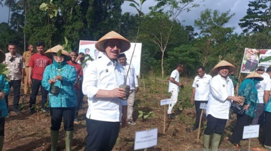 Dorong Ketahanan Pangan, Gubernur Maluku Salurkan Bantuan Pertanian di SBT