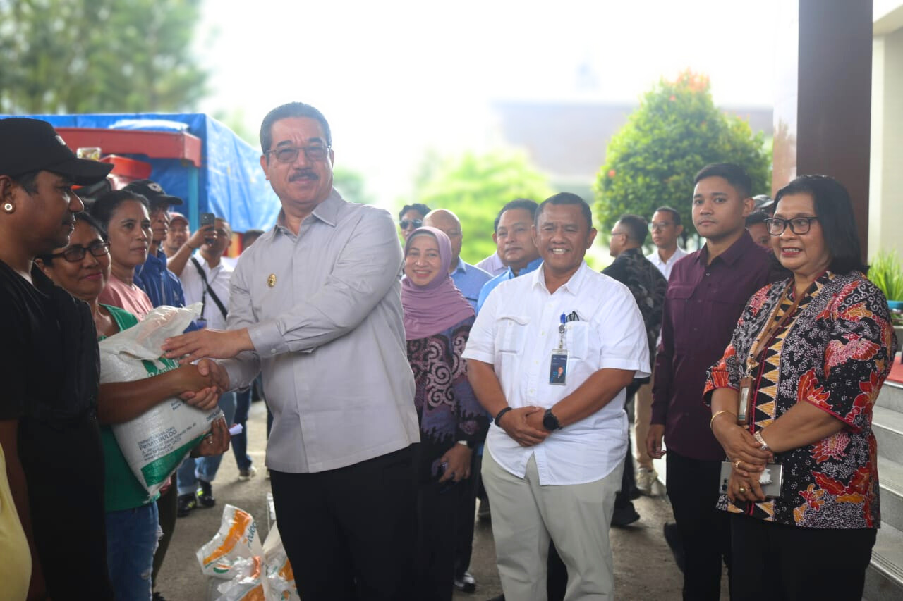 Gubernur Maluku Resmi Serahkan Bantuan Beras untuk 199.990 Kepala Keluarga