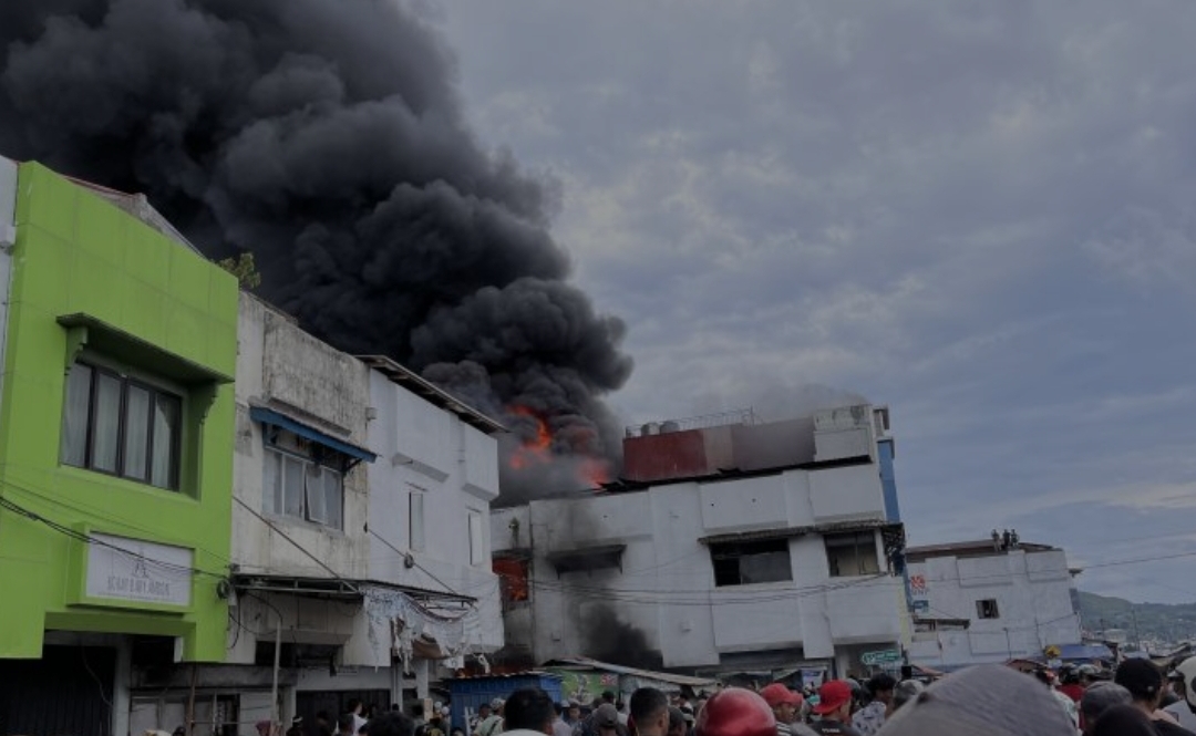 Damkar Ambon Kendalikan Kebakaran Tujuh Ruko di Pasar Batu Merah