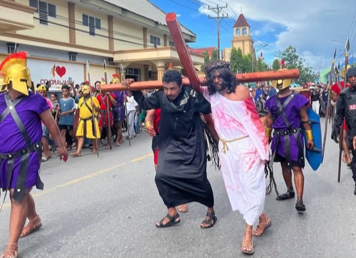 Maknai Pengorbanan Yesus, Warga Jemaat GPM Dobo Lakukan Visualisasi Jalan Salib