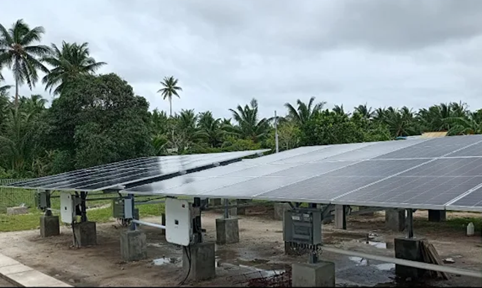 Warga Desa Ujir Kepulauan Aru Mulai Nikmati Listrik PLTS 