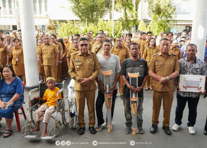 Wattimena Serahkan Bantuan untuk Penyandang Disabilitas di Ambon
