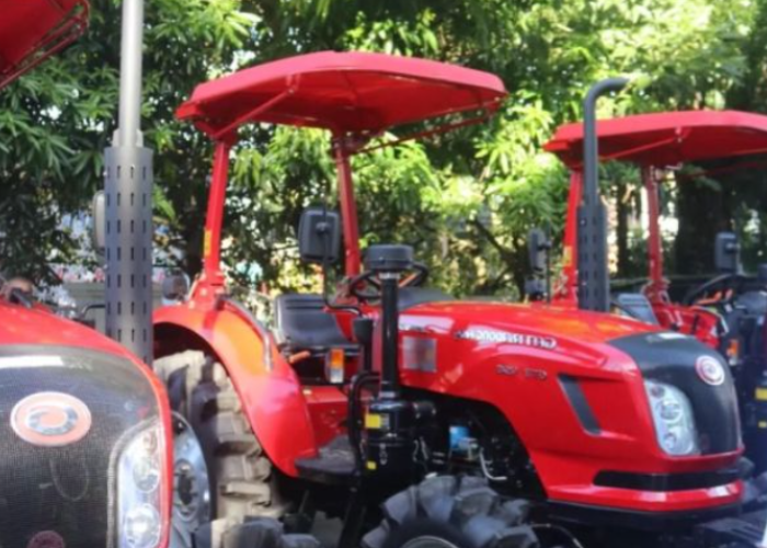 Pemprov Maluku Salurkan Traktor Roda Empat untuk Dorong Produktivitas Pertanian