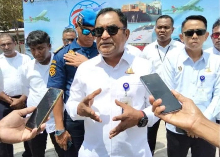 UPP Kelas III Dobo Serahkan 30 Pas Kecil kepada Masyarakat