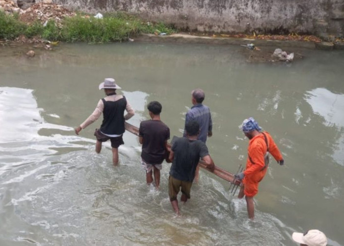 Pemkot Ambon Pasang Jaring Penahan Sampah di Tiga Sungai untuk Lindungi Teluk Ambon