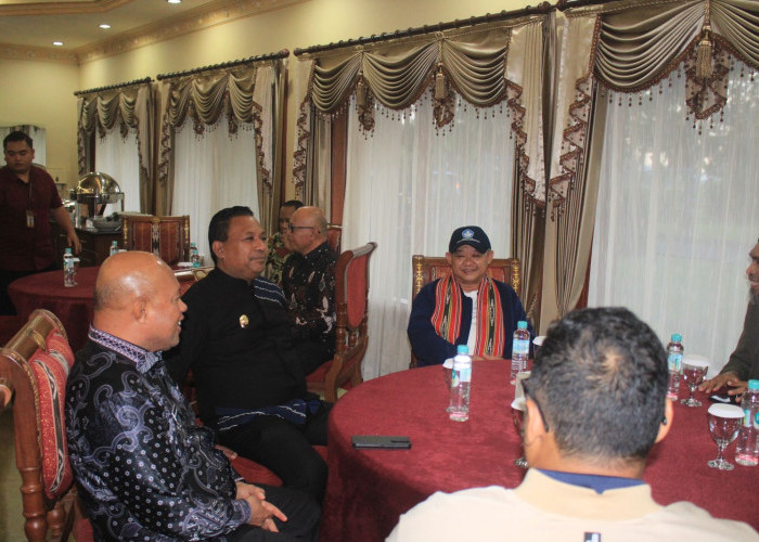 Wagub Vanath Sambut Kedatangan Mendikdasmen Abdul Mu’t di Ambon