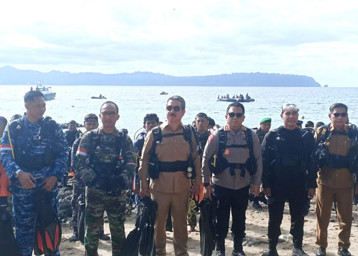 Gubernur Hendrik Ikut Ambil Bagian Kibarkan Bendera Merah Putih di Laut Pantai Batu Kuda Tulehu