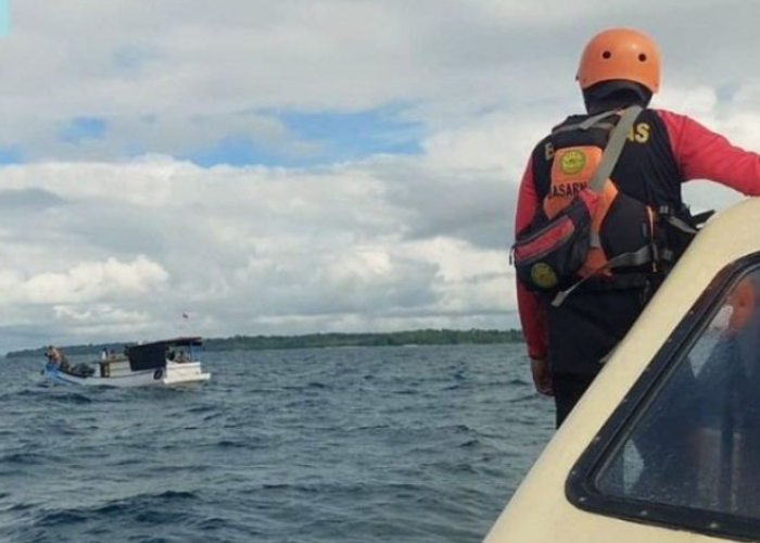 Tim SAR Ambon Selamatkan 20 Penumpang Kapal Motor yang Mati Mesin di Laut Kepulauan Aru