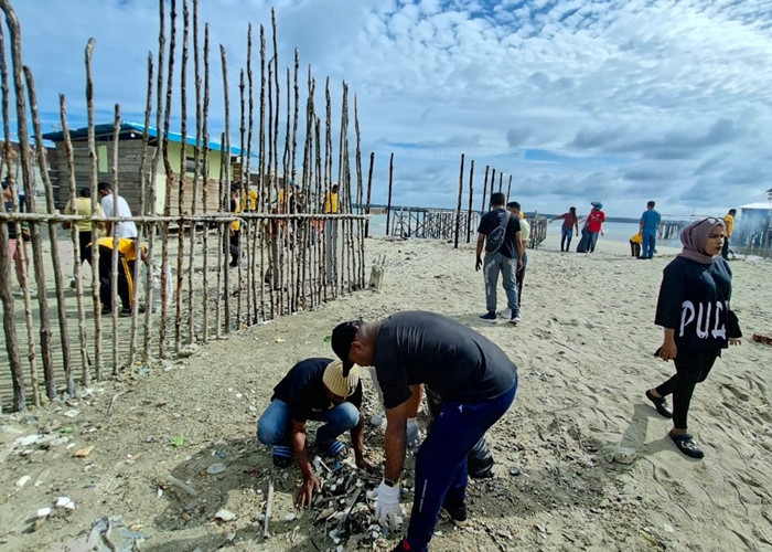 Jumat Bersih, Pemkab Aru Bersih-bersih Pantai dan Lingkungan Warga