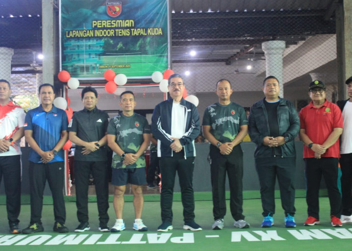  Gubernur Resmikan Lapangan Indoor Tenis Tapal Kuda