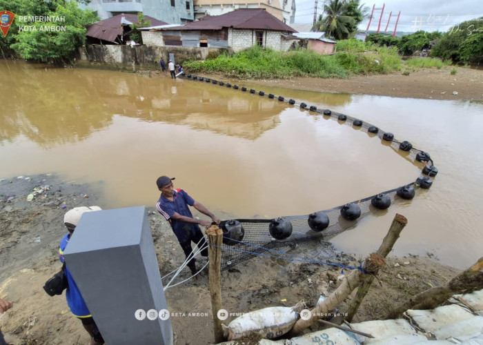 Pemkot Ambon Pasang Trash Boom di Tiga Sungai untuk Bersihkan Teluk